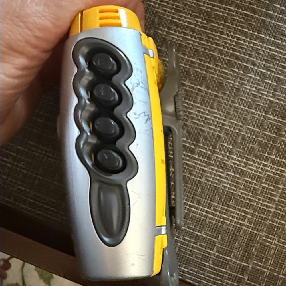 Sony Sports Walkman WM-FS111 - Yellow and Black for parts - Picture 3 of 10